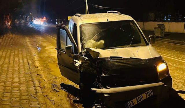 Traktör ve hafif ticari araç çarpıştı: 2 yaralı
