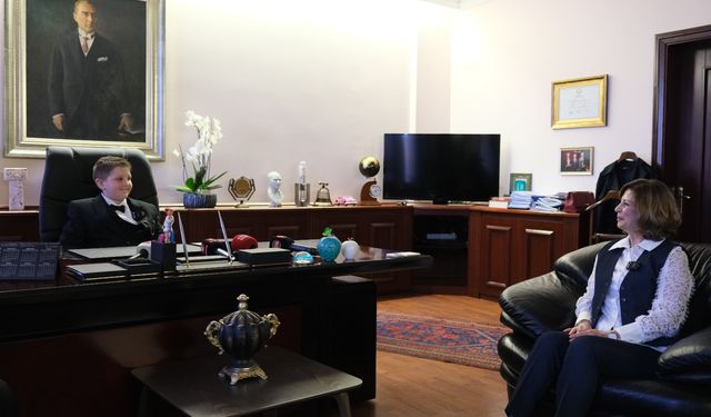 Ayşe Ünlüce koltuğunu minik öğrenci Ege Ersen’e devretti