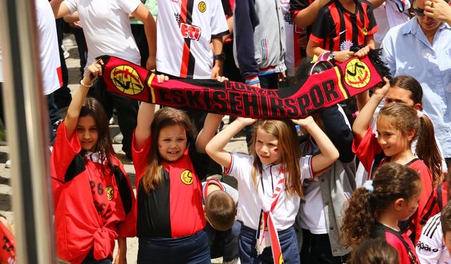 Eskişehirspor futbolcuları öğrencilerle buluştu