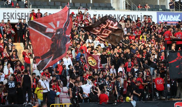Eskişehirspor’dan 17 yıl sonra gelen zafer kutlaması: Taraftardan siyah-kırmızı manzaralar