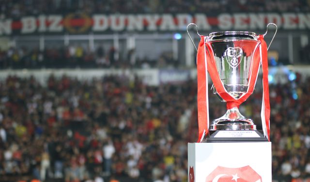Eskişehirspor kupasını kaldırdı