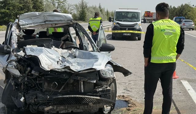 Emirdağ'da tıra çarpan otomobil hurdaya döndü: 1 ölü, 4 yaralı