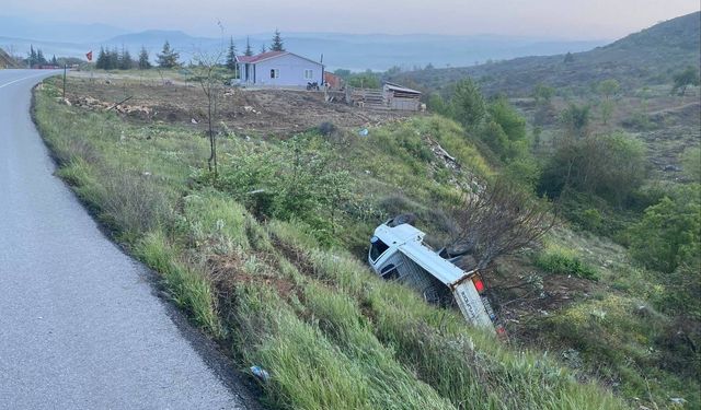 Komşuda kamyonet şarampole yuvarlandı: 1 yaralı