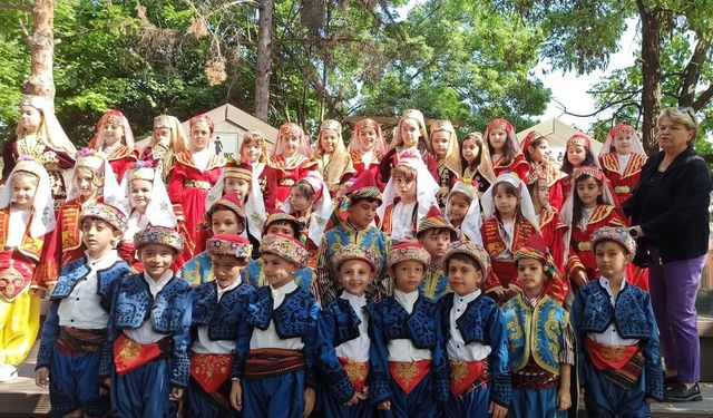 İbrahim Karaoğlanoğlu İlkokulu, 3. Geleneksel Halk Oyunları Şenliği’ne katıldı