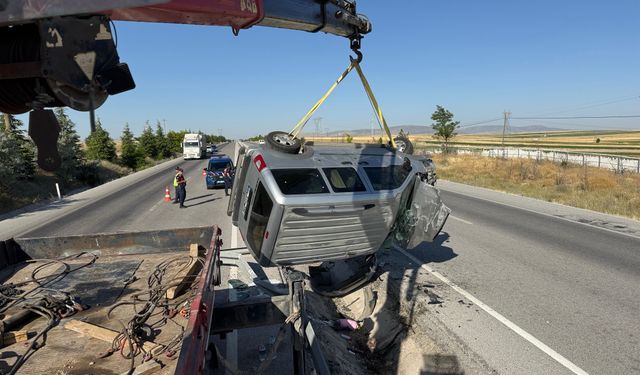 Komşuda kontrolünü kaybeden ataç refüje devrildi: 2 yaralı