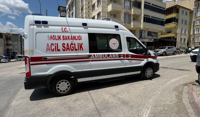 Komşuda kontrolünü kaybeden otomobil kamyonete çarptı: 1 yaralı