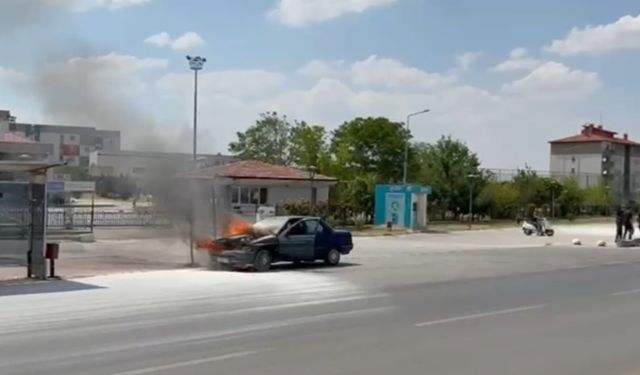 Komşuda seyir halindeki otomobil alev aldı