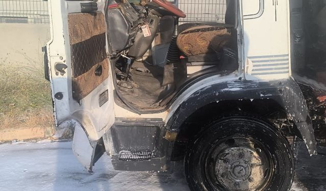 Komşuda park halindeki kamyonet alev aldı