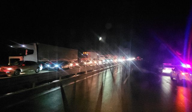 Yağışlı hava kaza getirdi: TIR sürücüsü yaralandı