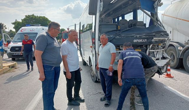 Eskişehir'in komşusunda midibüs kamyonla çarpıştı: 7 yaralı