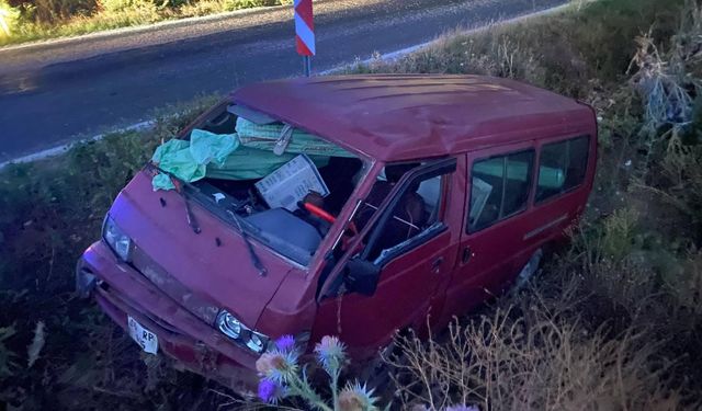 Komşuda seyir halindeki minibüs dere yatağına uçtu: 1 yaralı