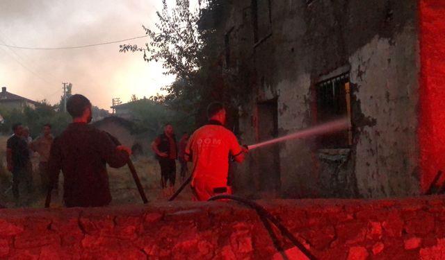 Komşuda metruk evde çıkan yangın korkuttu