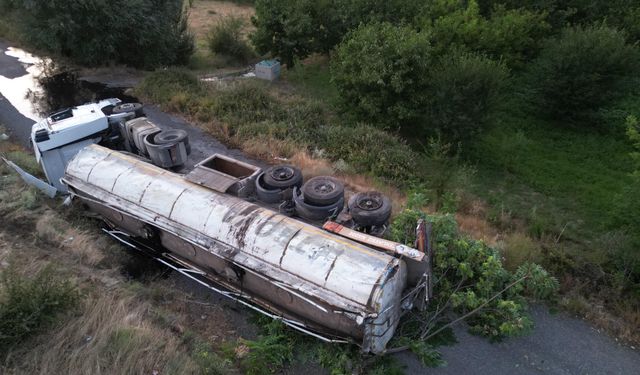 Komşuda sıcak asfalt yüklü tır devrildi: 1 yaralı