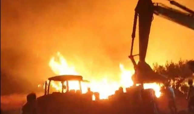 Bilecik'teki yangında traktör ve otomobil alevler arasında kaldı