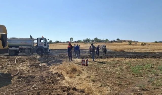 Eskişehir'in komşusunda biçerdöver kaynaklı yangında yaklaşık 500 dekar ekili alan zarar gördü