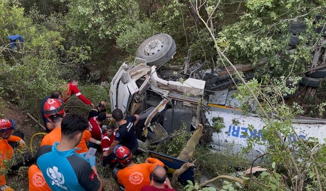 Yangına müdahaleye giden tanker uçuruma yuvarlandı! Ölü ve yaralılar var