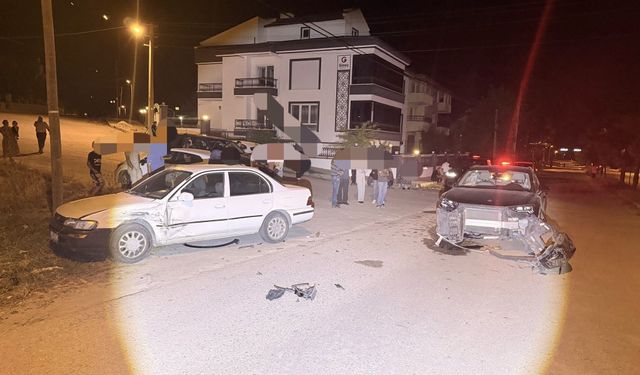 Komşuda otomobiller hurdaya döndü: 3 yaralı
