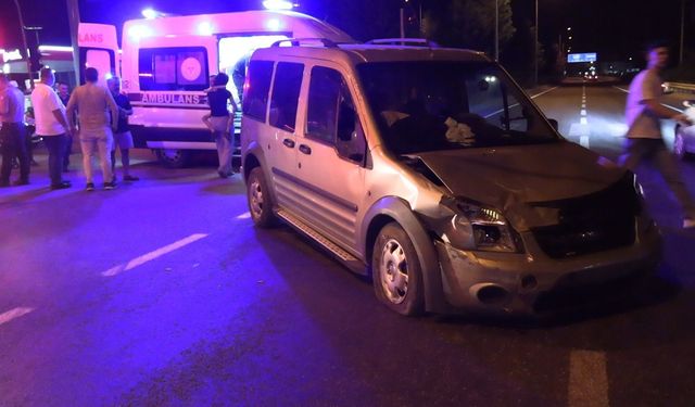 Komşuda otomobiller birbirine girdi: 3 yaralı