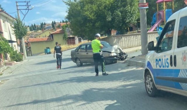 Komşuda otomobil elektrik direğine çarptı: 2 yaralı