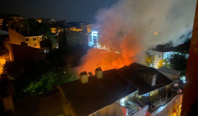 Komşuda yangın alarmı! Çatı tamamen alev aldı