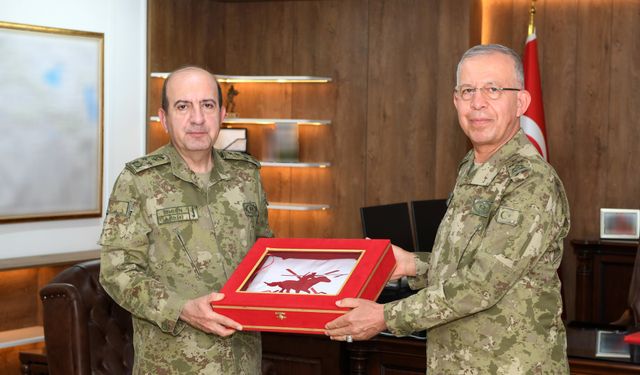 Kara Kuvvetleri Komutanı Bayraktaroğlu, devir teslim törenlerine katıldı