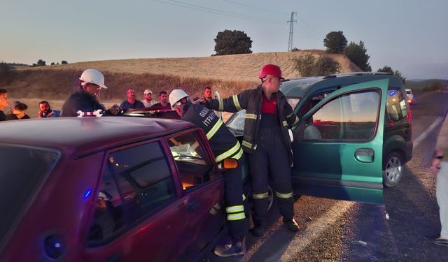 Eskişehir'in komşusunda 2 araç kafa kafaya çarpıştı: Ölü ve yaralılar var