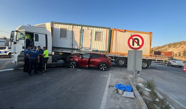 Komşuda tır ve otomobil çarpıştı: 4 yaralı