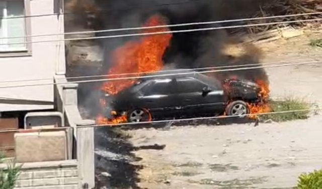 Komşuda siyah dumanlar yükseldi: Otomobil kullanılamaz hale geldi
