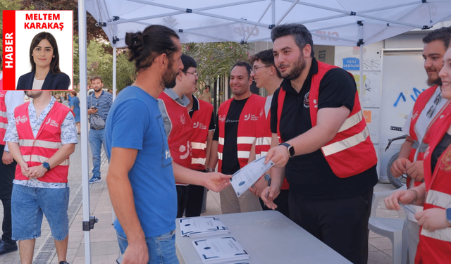 Eskişehir’de CHP'li gençler diploma dağıttı