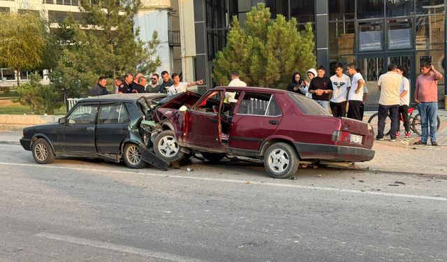 Komşuda kontrolden çıktı, önce yön tabelasına sonra park halindeki otomobile çarptı! 3 yaralı