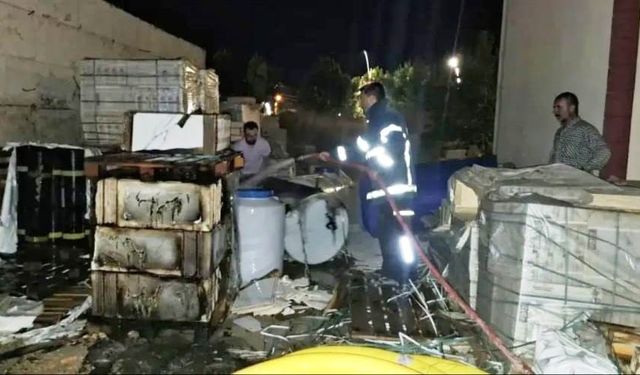 Komşuda iş yeri deposu alev aldı: Malzemeler küle döndü