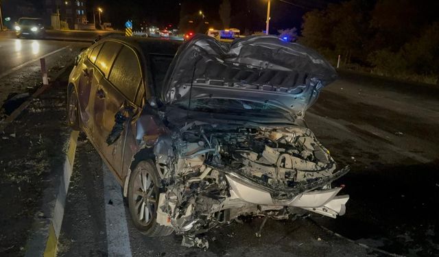 Otomobiller paramparça oldu: 1 ölü 2 yaralı