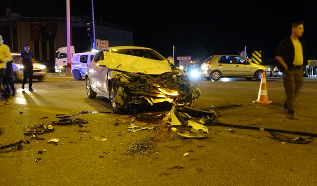 Komşuda otomobil ve kamyon çarpıştı: 3 yaralı
