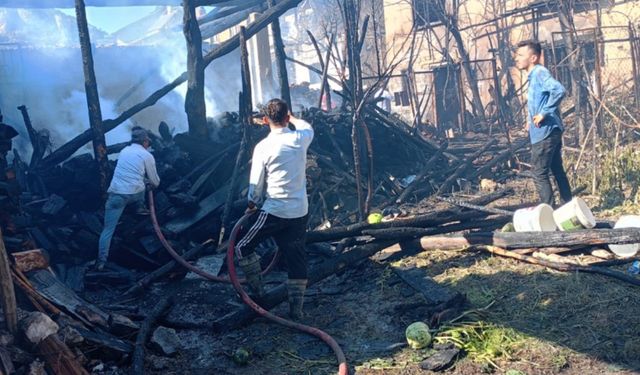 Komşuda otomobil patladı, çıkan yangında 3 ev kül oldu