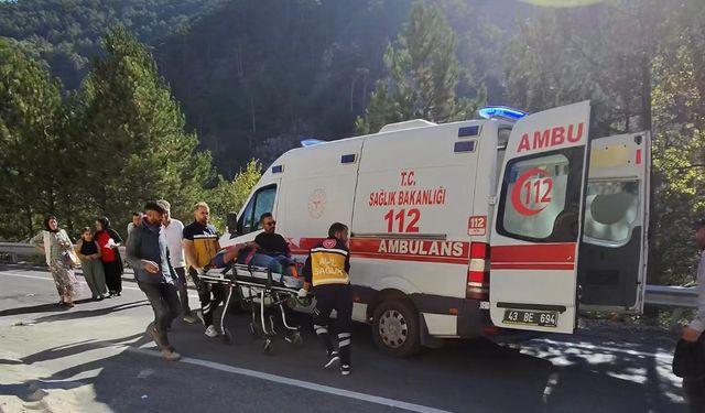 Komşuda yol çalışmasındaki işçiye otomobil çarptı