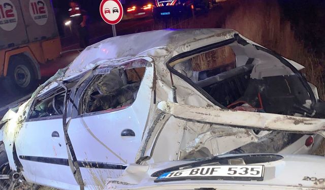 Komşuda kontrolden çıkan otomobil hurdaya döndü: 3 yaralı