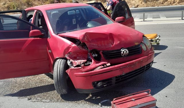 Komşuda kontrolden çıkan otomobil bariyerlere girdi