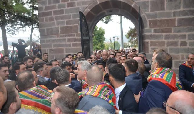 Komşuda ortalık karıştı: Bakan Yerlikaya'nın katıldığı etkinlikte yumruklu kavga!