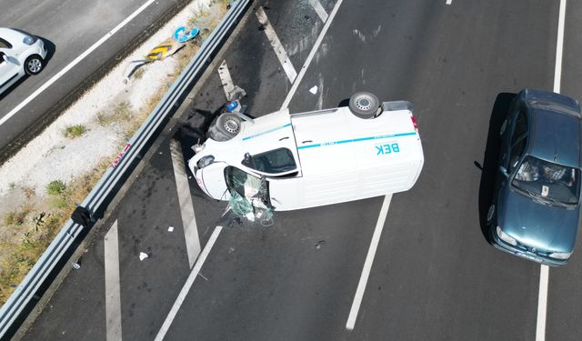 Afyonkarahisar’da ilaç yüklü kamyonet bariyerlere çarparak devrildi: 1 yaralı