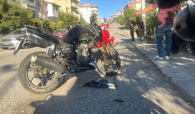 Komşuda 2 motosiklet çarpıştı: Sürücüler yaralandı