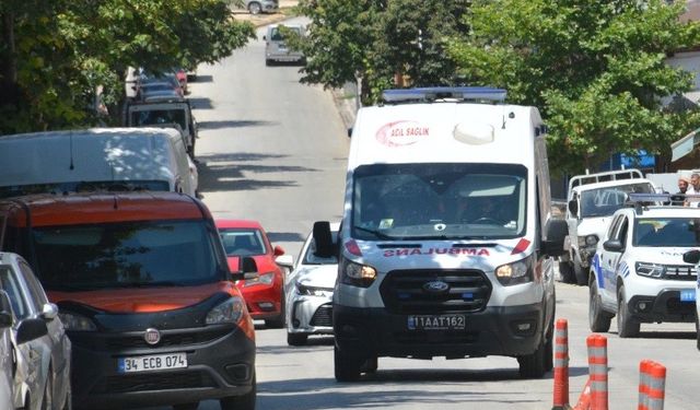 Bilecik’te direksiyon hakimiyetini kaybeden motosiklet sürücüsü devrildi