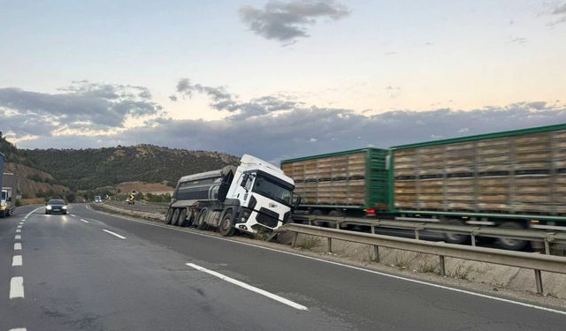 Bilecik'te kontrolden çıkan tır orta refüje girdi: Sürücü yaralandı