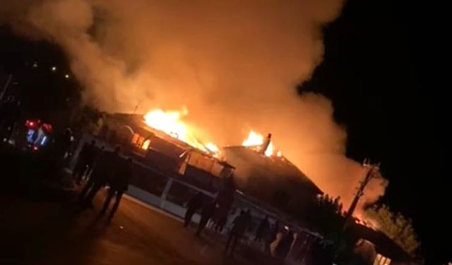 Komşudaki yangın 2 evi küle çevirdi!