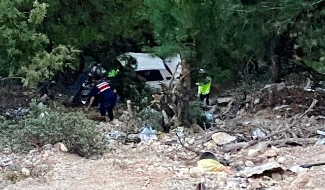 Komşuda uçuruma yuvarlanan araçtaki karı koca yaralandı