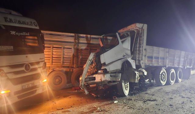 Seyir halindeki tır yol kenarına çekilen başka bir tıra çarptı: 1 yaralı