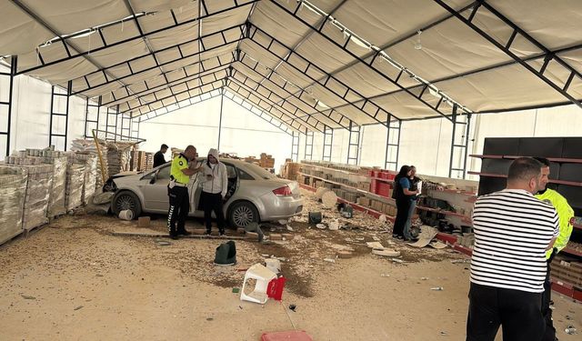 Kontrolden çıkan otomobil iş yerine daldı