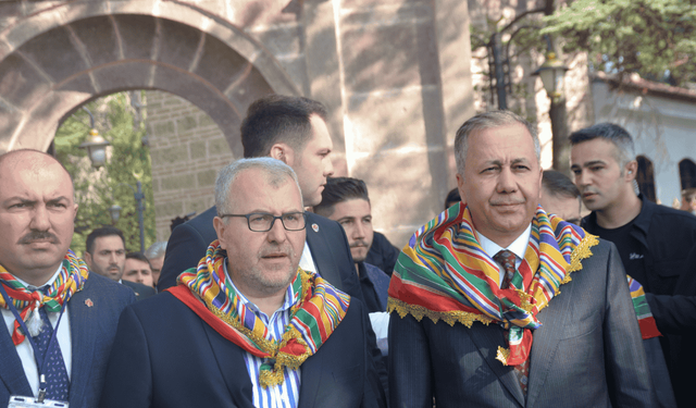 Bakan Yerlikaya, Eskişehir'in komşusunda türbe ziyareti gerçekleştirdi