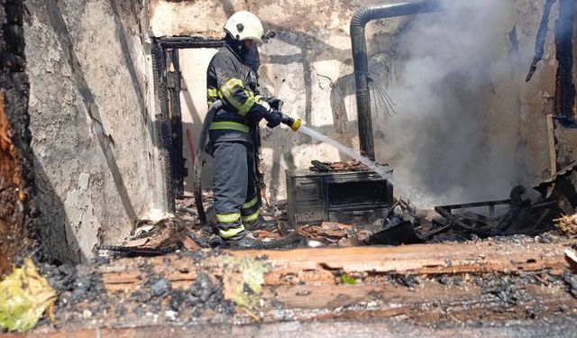 Komşuda korkutan yangın: Evin çatısında çıkıp yayıldı