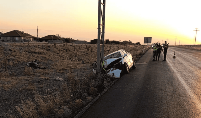 Emirdağ'da kontrolden çıkan araç direğe girdi: 3 yaralı