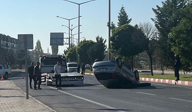 Komşuda 2 otomobil birbirine girdi: Yaralılar hastaneye kaldırıldı